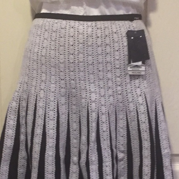 💕💕2X HOST PICK💕💕Blk flared summer skirt ,white lace size 6P avail - Picture 2 of 5